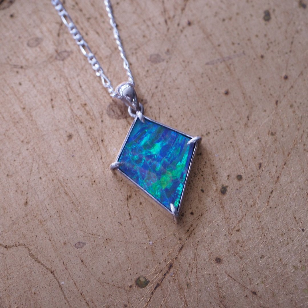 澳洲双层蛋白石  欧泊 少见筝状造形 Kite shape Doublet Opal - 项链 - 宝石 多色