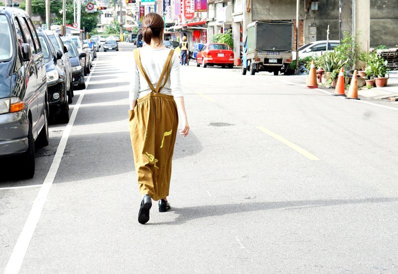 追加制作 Yinke原创印花大口袋自由绑两穿式吊带裙-猫咪、手、心 - 洋装/连衣裙 - 棉．麻 咖啡色