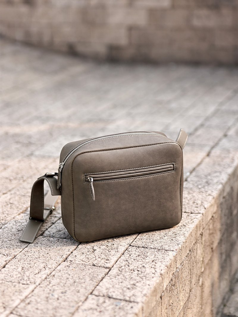 【生日礼物】蠢小鱼原创diy真皮简约小方包男士相机包商务斜背 - 相机包/相机袋 - 真皮 灰色