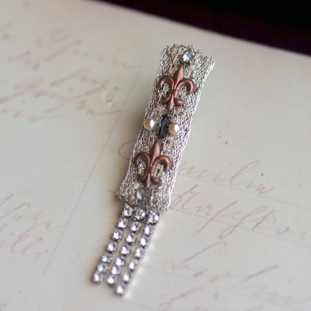 Lily's medal Pin Brooch silver long - 胸针 - 其他人造纤维 银色