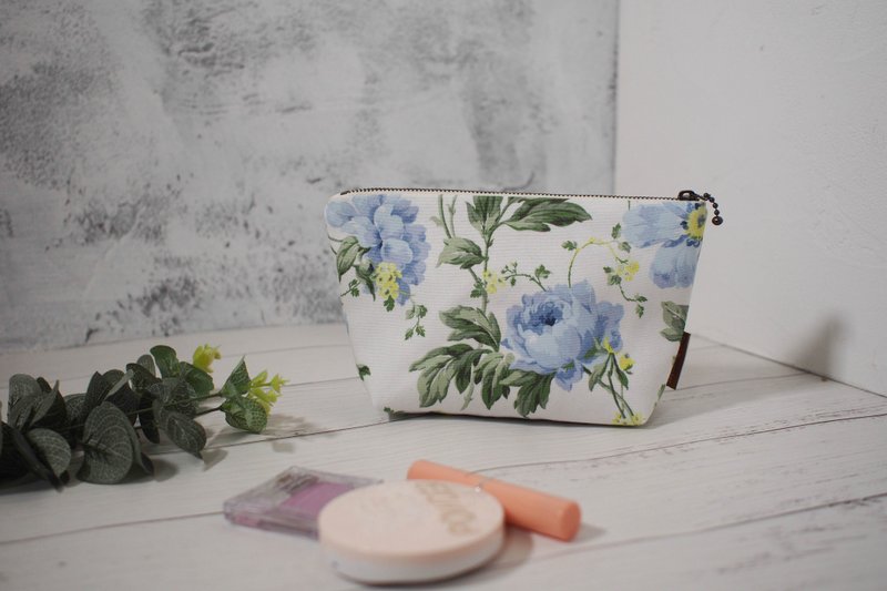 日常系列化妆包/收纳包/限量手工包/波斯菊/预购中 - 化妆包/杂物包 - 棉．麻 白色
