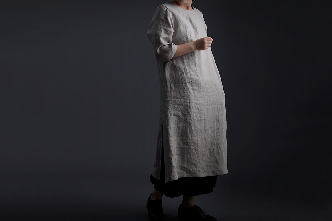 Wafu premium linen A-line dress with slit / Shiny Flax a032j-flx1 - 洋装/连衣裙 - 棉．麻 卡其色