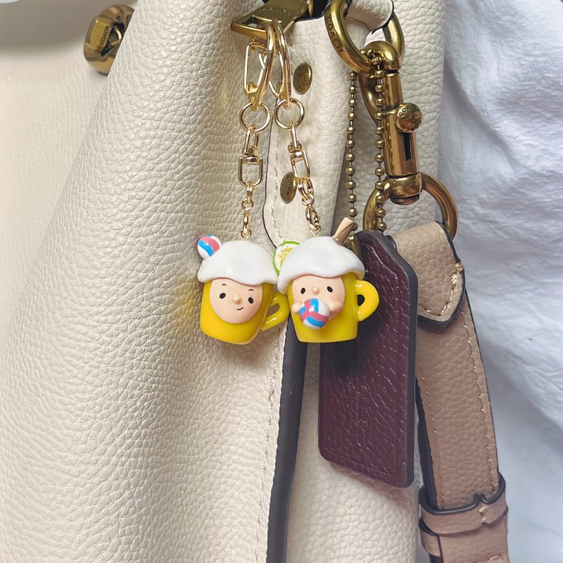 【玫泥手作】爱排球的啤酒宝宝黏土钥匙圈/吊饰 - 钥匙链/钥匙包 - 粘土 黄色