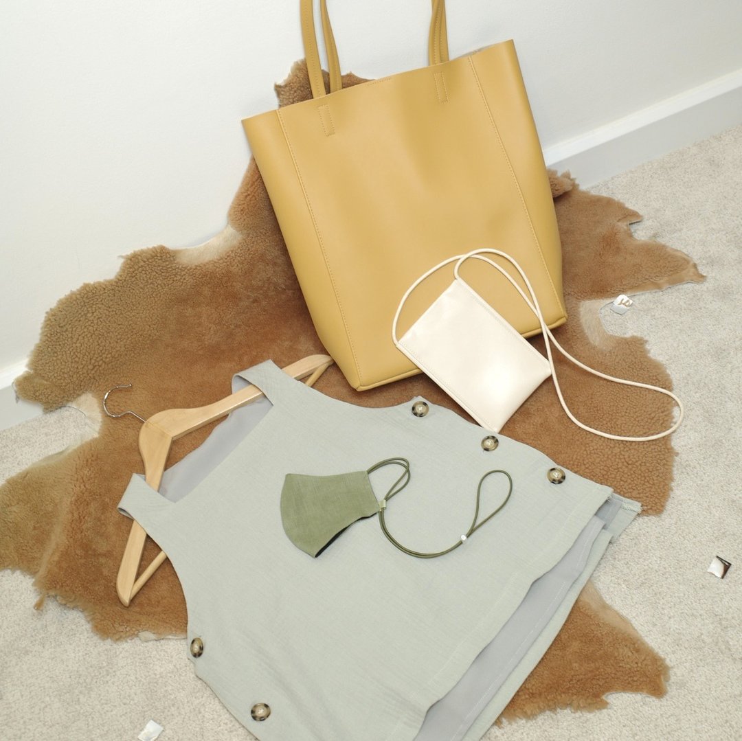 Lucky Bag Free hanging face mask with 3 items Bag & Cloth. - 手提包/手提袋 - 人造皮革 多色