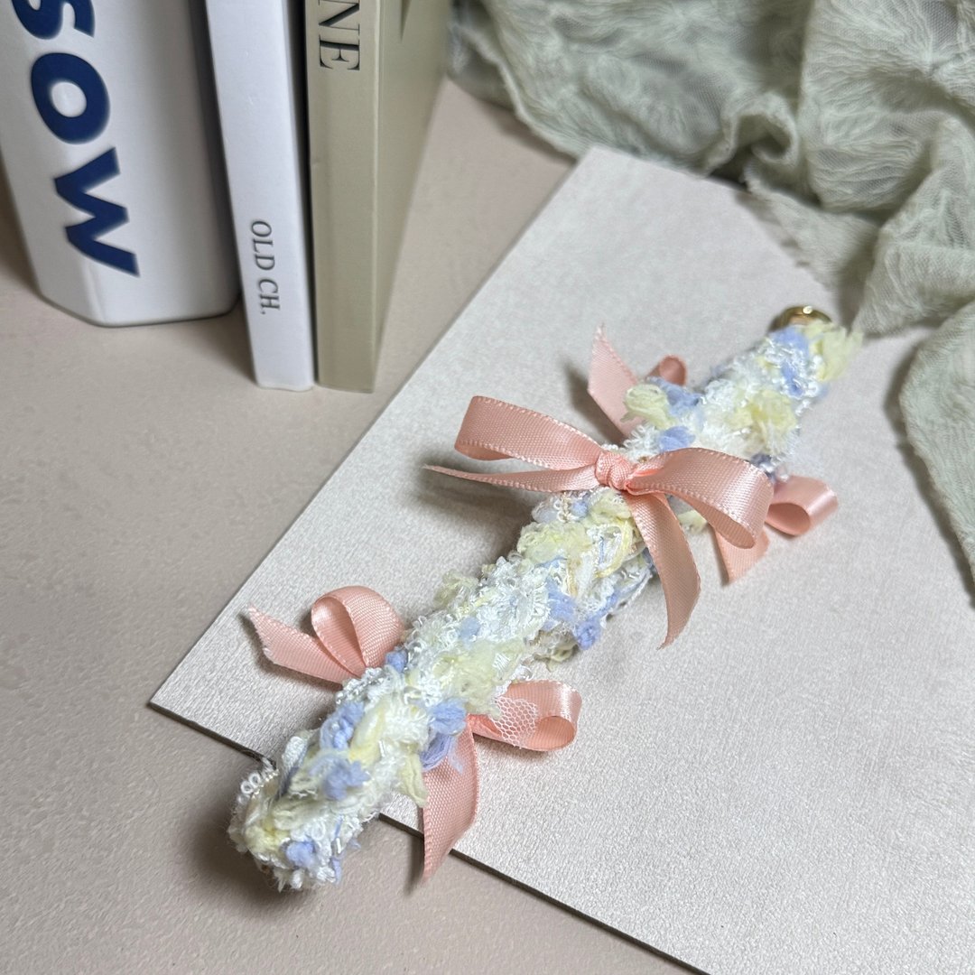 MUMU 鸢尾花手混线缎带蝴蝶结编织手机挂绳 附赠一片手机透明垫片 - 挂绳/吊绳 - 棉 