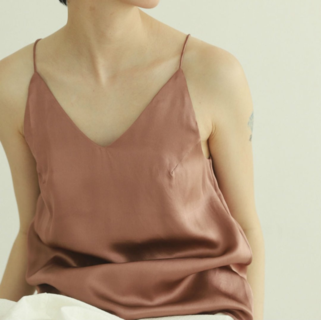 夜奔 |陶土红色复古桑蚕丝吊带背心 细肩带V领优雅宽松内搭小可爱 - 女装背心 - 丝．绢 粉红色