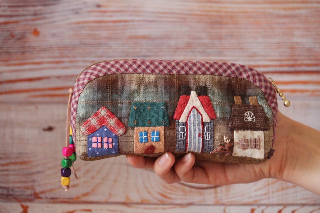 Japanese Patchwork Zipped Quilted Pencil Case or Holder for Makeup Brush - 化妆包/杂物包 - 棉．麻 多色