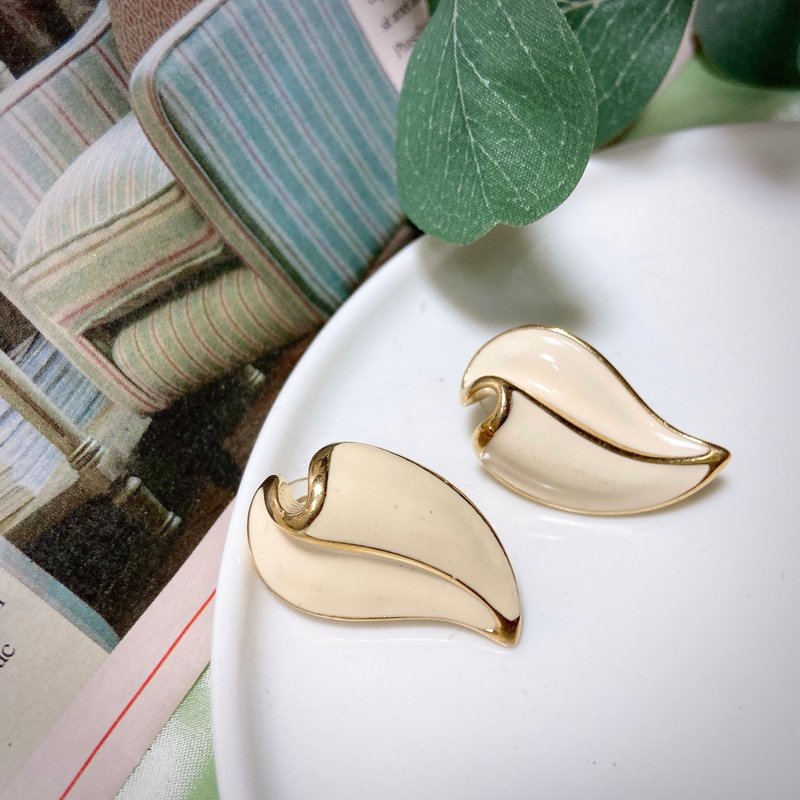 【西洋古董饰品】卷曲折曲叶脉乳白 典雅沙金 耳环耳针 - 耳环/耳夹 - 贵金属 白色