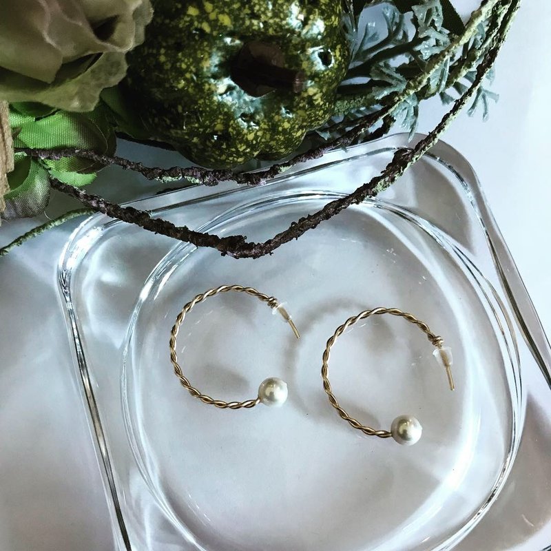 EARRINGS & CLIP-ON / 14kgf & Shell Pearl / HoopPr01 - 耳环/耳夹 - 其他金属 金色