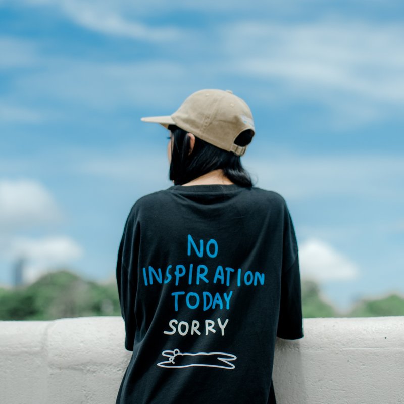 今天不抱歉，在黑暗中发光 T 恤 - 中性连帽卫衣/T 恤 - 棉．麻 黑色