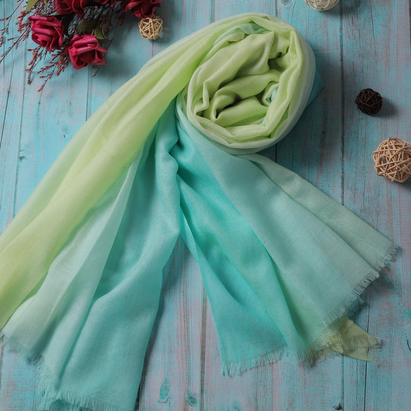 喀什米尔羔羊毛围巾披肩 薄款戒指绒 手染绿黄渐层 四季适用 - 围巾/披肩 - 羊毛 多色
