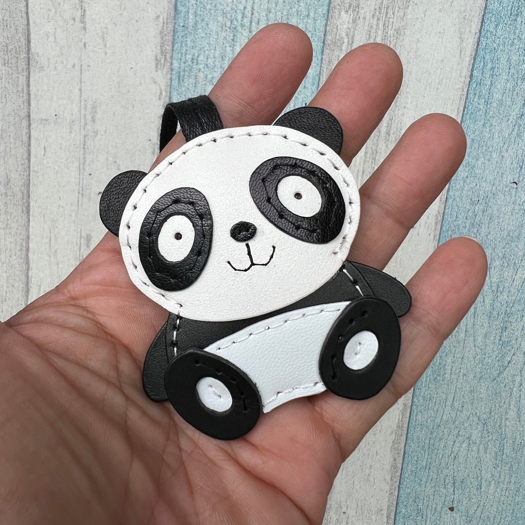 疗愈小物 黑/白色 可爱 猫熊 纯手工缝制 皮革 吊饰 小尺寸 - 吊饰 - 真皮 黑色