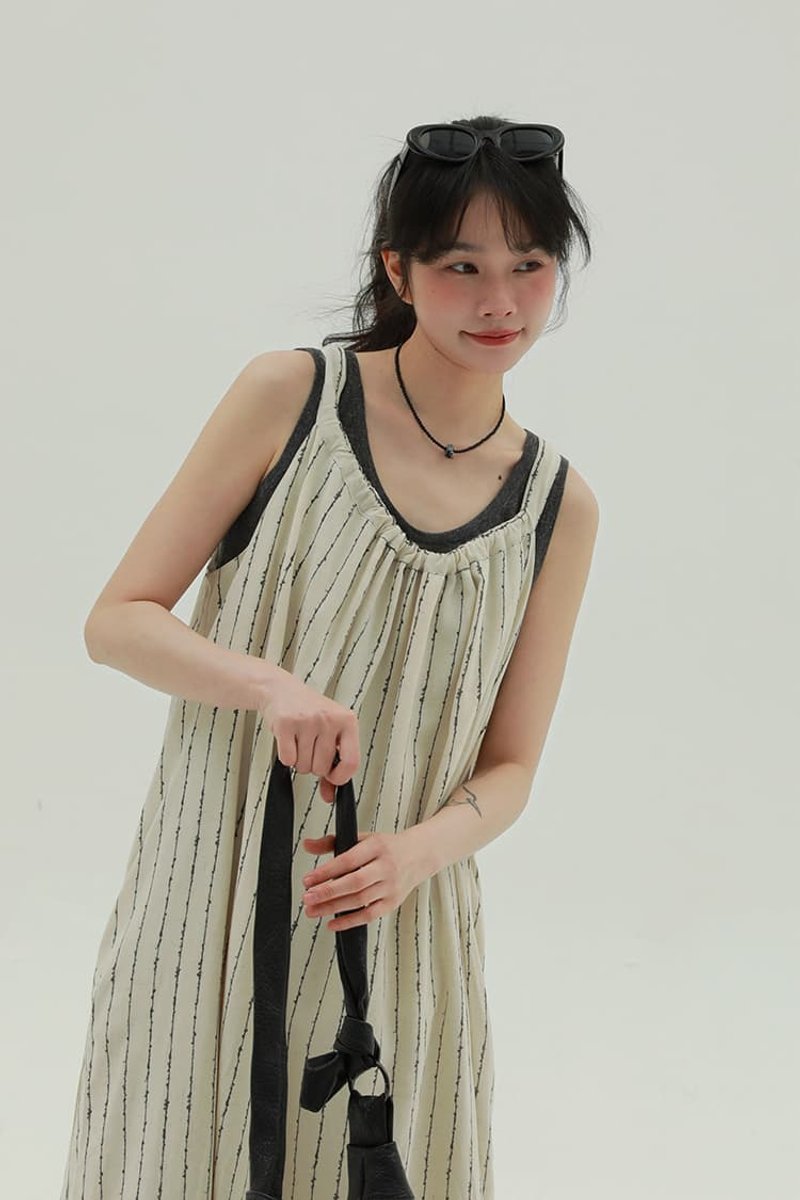 杏色 街角游記掛脖條紋洋裝 慵懶風連身裙 亞麻休閒簡約寬松長裙 - 洋装/连衣裙 - 棉．麻 白色