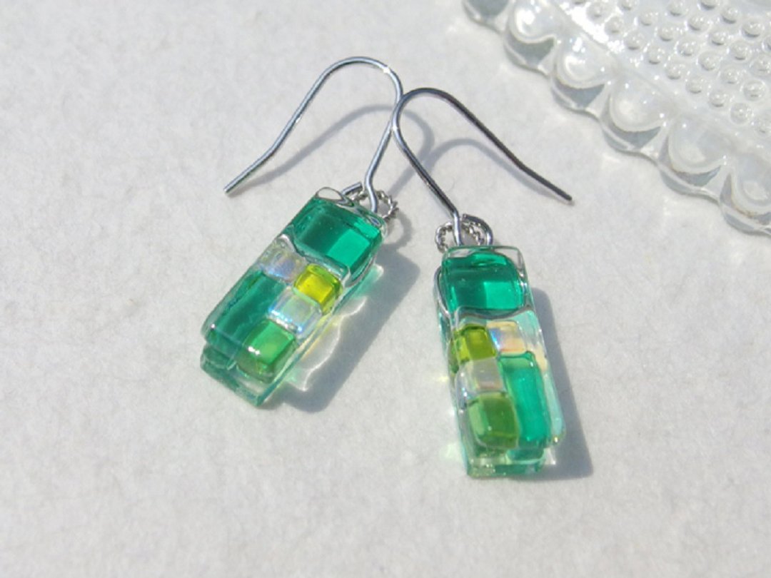 Aurora Glass (Aurora [Emerald]) Earrings / Clip-On [Choice of metal fittings] [Made to order] - 耳环/耳夹 - 玻璃 绿色