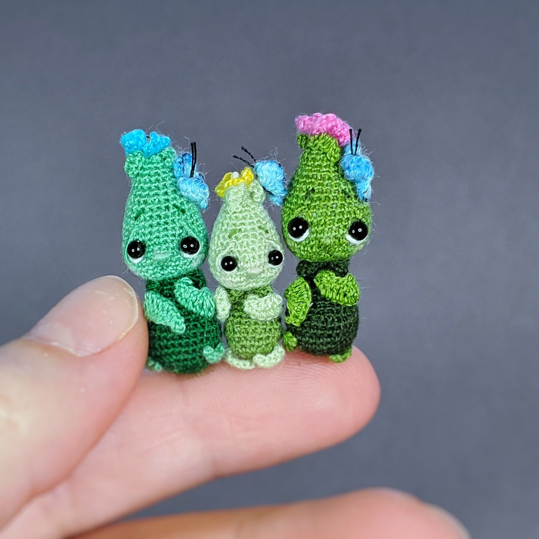 Extreme micro crocheted flower bulb in pot. Dollhouse miniature decor. Amigurumi - 玩偶/公仔 - 棉．麻 绿色