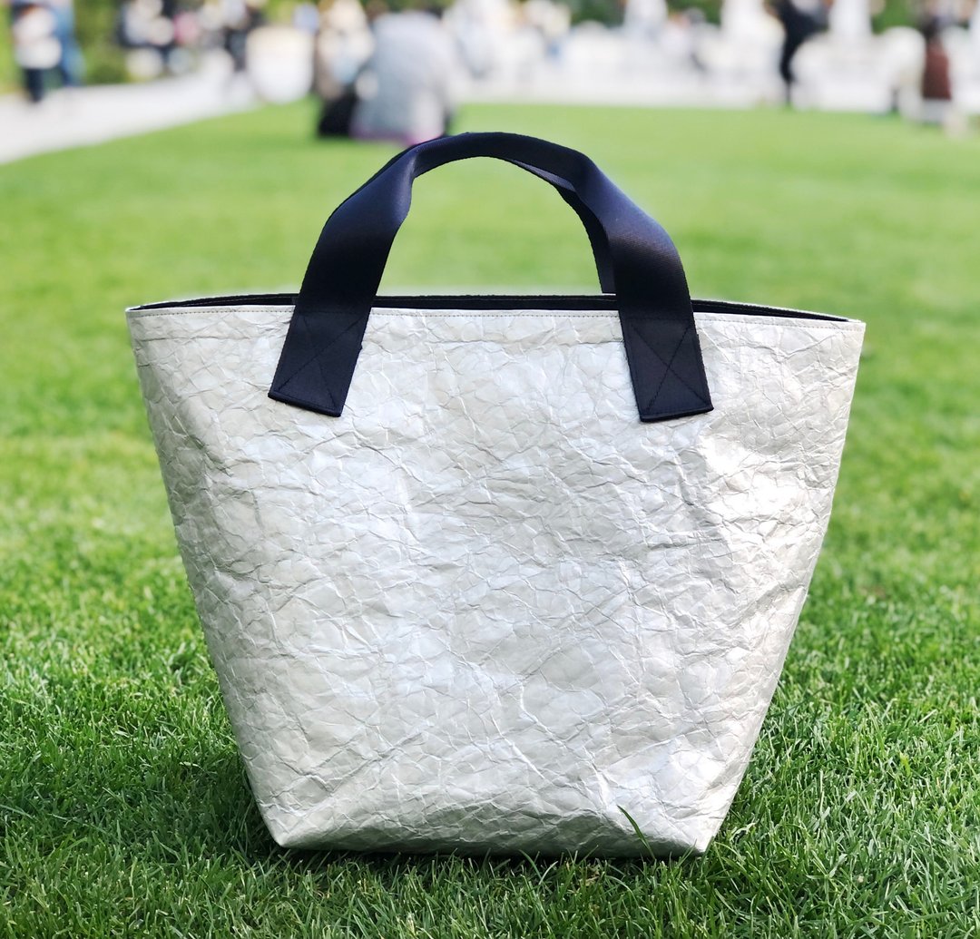 【东京直送】特殊机能环保托特包 silver×navy 提把/ M 宽版 - 手提包/手提袋 - 防水材质 银色