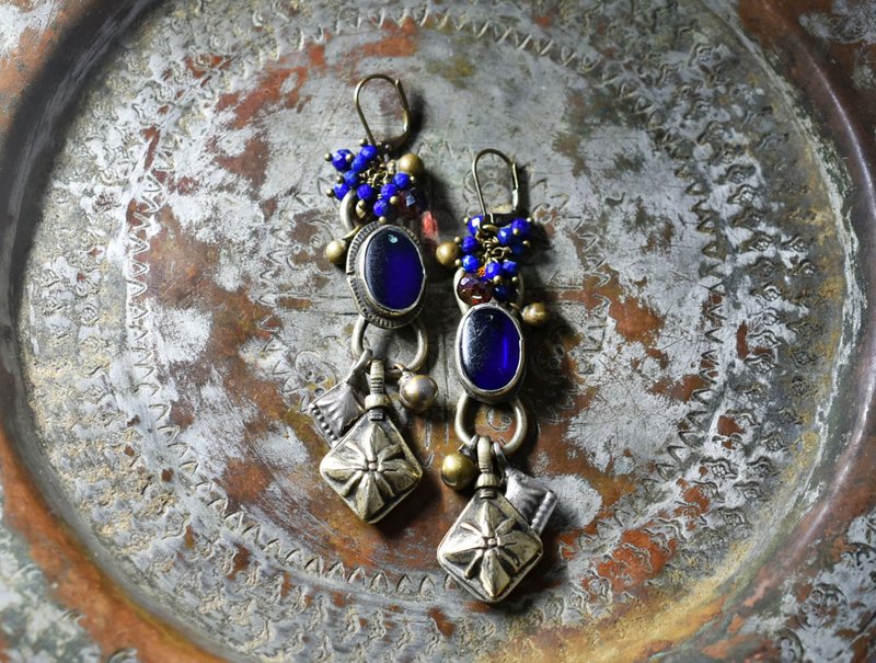 色彩缤纷的阿富汗古物、民族风铃铛、泪滴状石榴石和丰满的青金石长耳针 - 耳环/耳夹 - 其他金属 金色