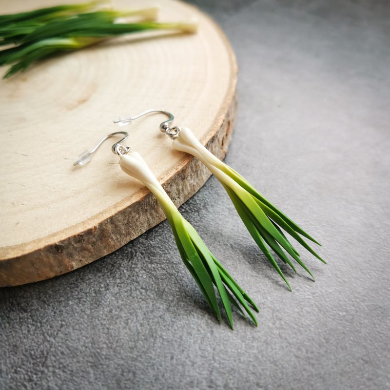 Spring onion earrings is cottagecore weird, funny, funky, quirky, vegan earrings - 耳环/耳夹 - 粘土 绿色