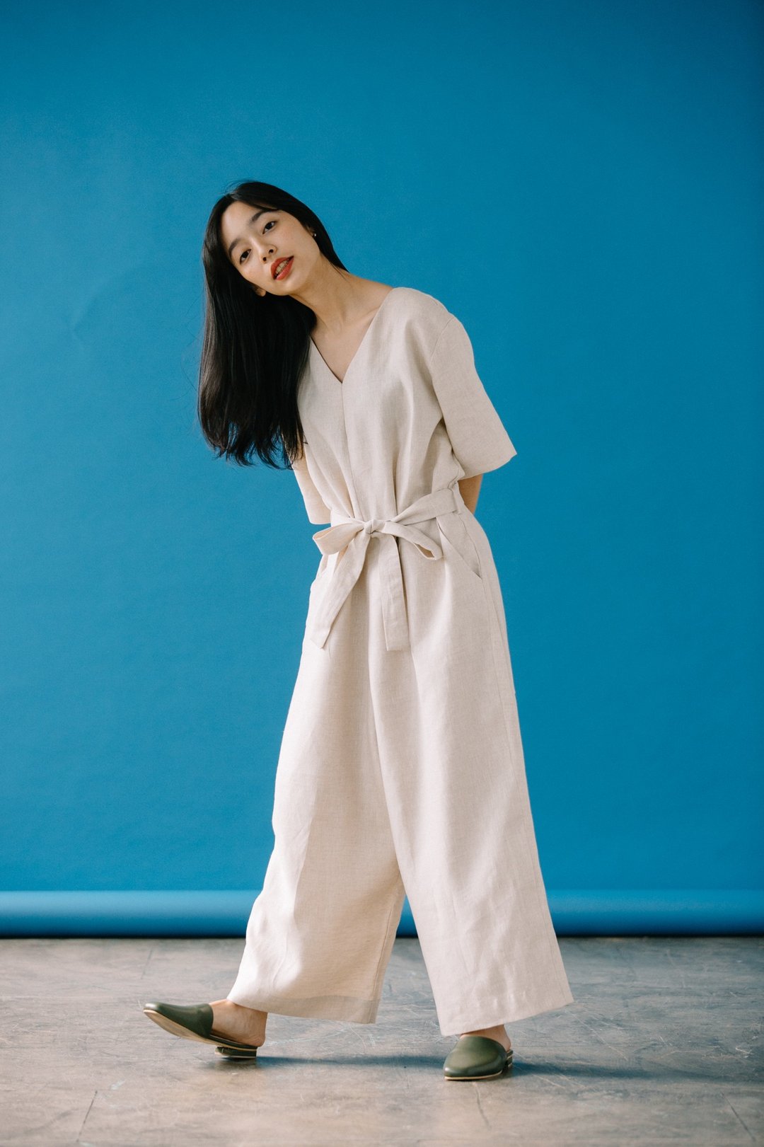 WIDE-LEG JUMPSUIT WITH V-NECK IN NATURAL LINEN - 背带裤/连体裤 - 棉 卡其色