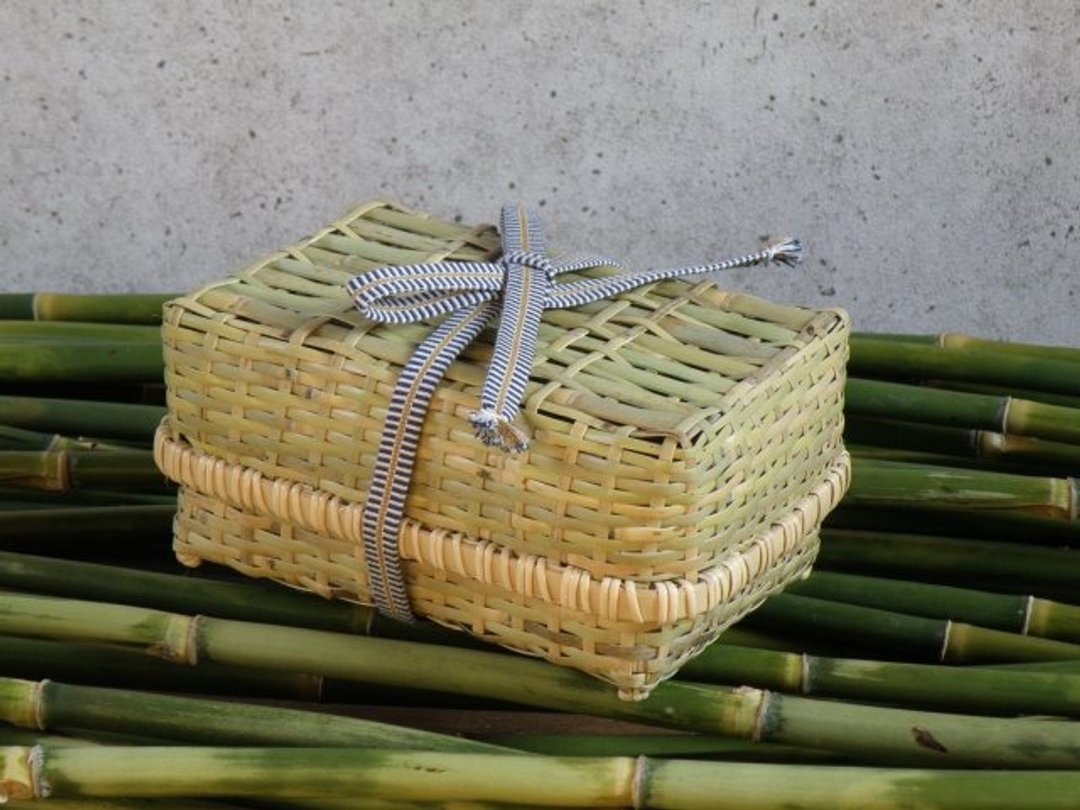 Root bend bamboo lunch basket tea basket Hokkaido - 浅碟/小碟子 - 竹 绿色