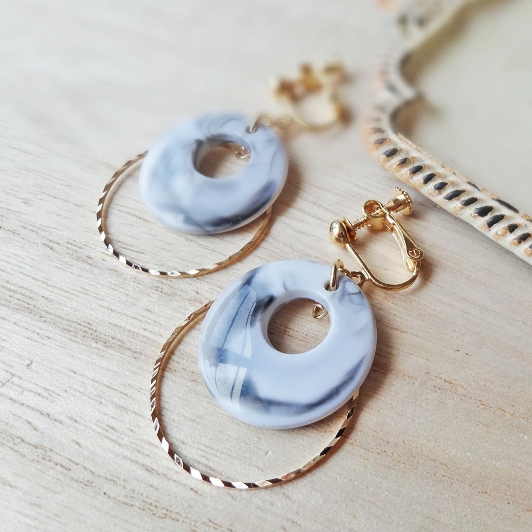 Shaking circle marble black Earrings - 耳环/耳夹 - 压克力 灰色