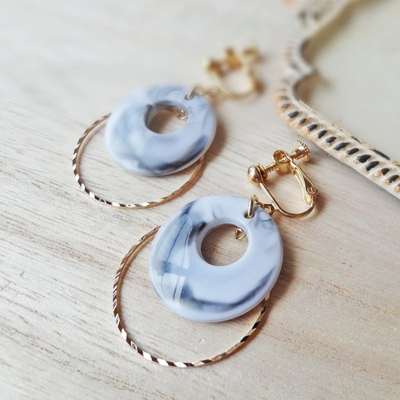 Shaking circle marble black Earrings - 耳环/耳夹 - 压克力 灰色