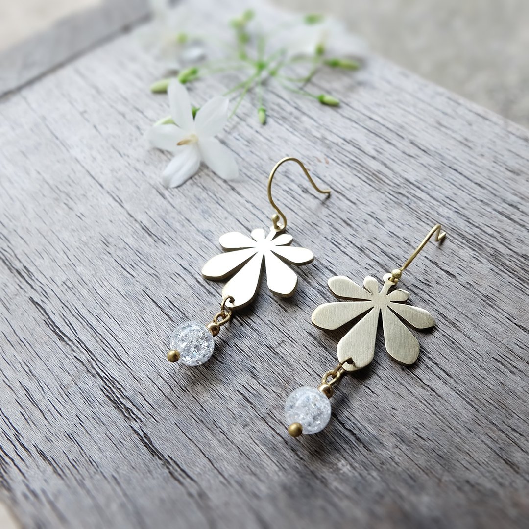Chestnut leaf earrings with ice quartz (brass hand made) - 耳环/耳夹 - 铜/黄铜 金色