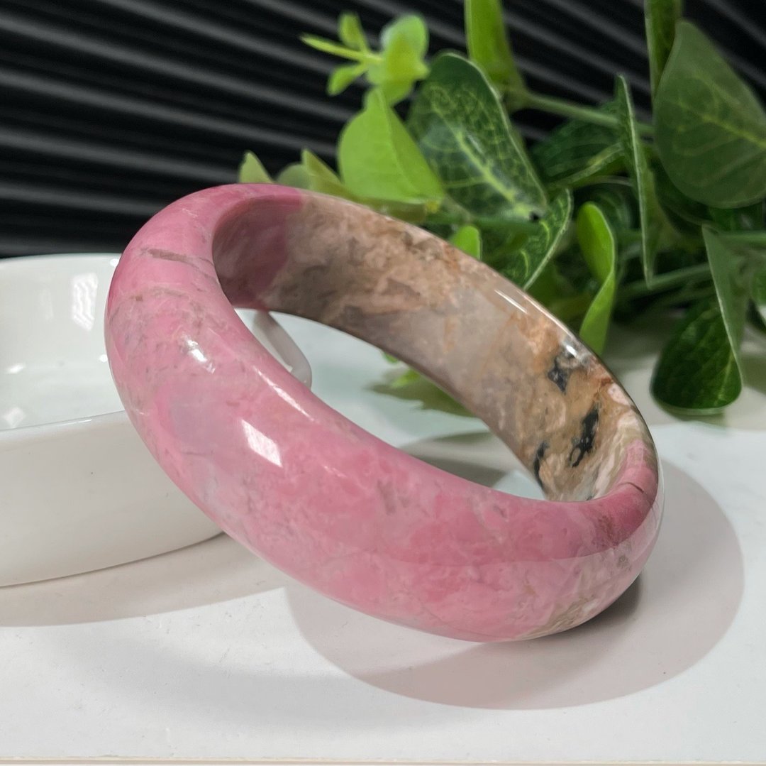 粉蔷薇辉手镯56MM 水润油画桃林巴料桃花玉玫瑰石手环 高瓷细腻 - 手链/手环 - 半宝石 粉红色