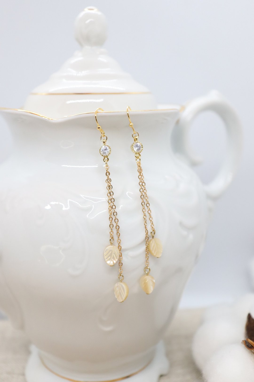 Shell Pearls Double-Chains 14K Gold-Filled Hook Earrings - 耳环/耳夹 - 贝壳 