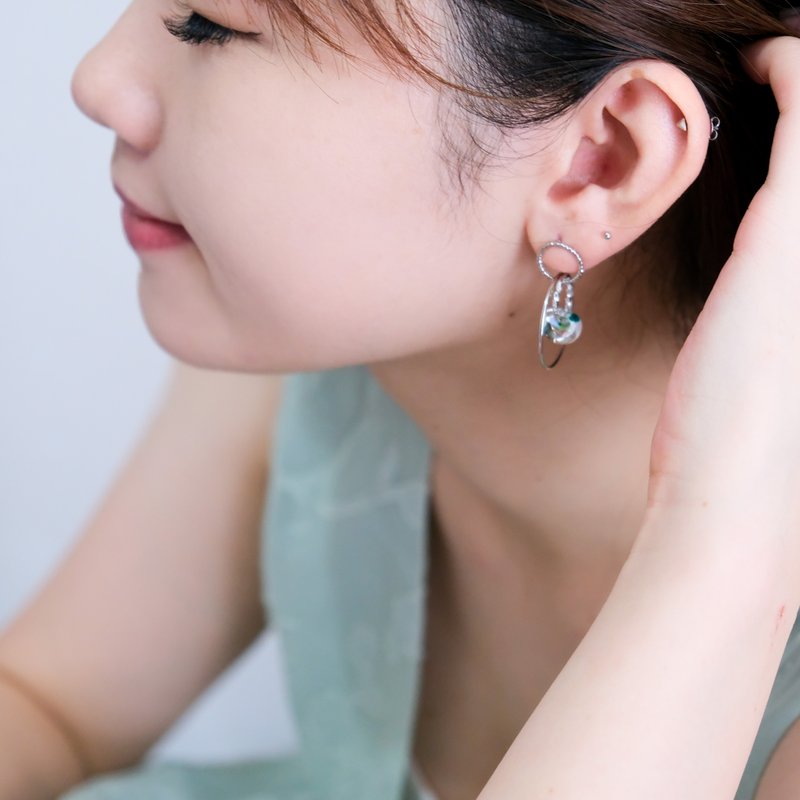 Kisha | 青风 金属扭纹空间感不对称设计耳环 | 玻璃 文青 - 耳环/耳夹 - 其他金属 银色