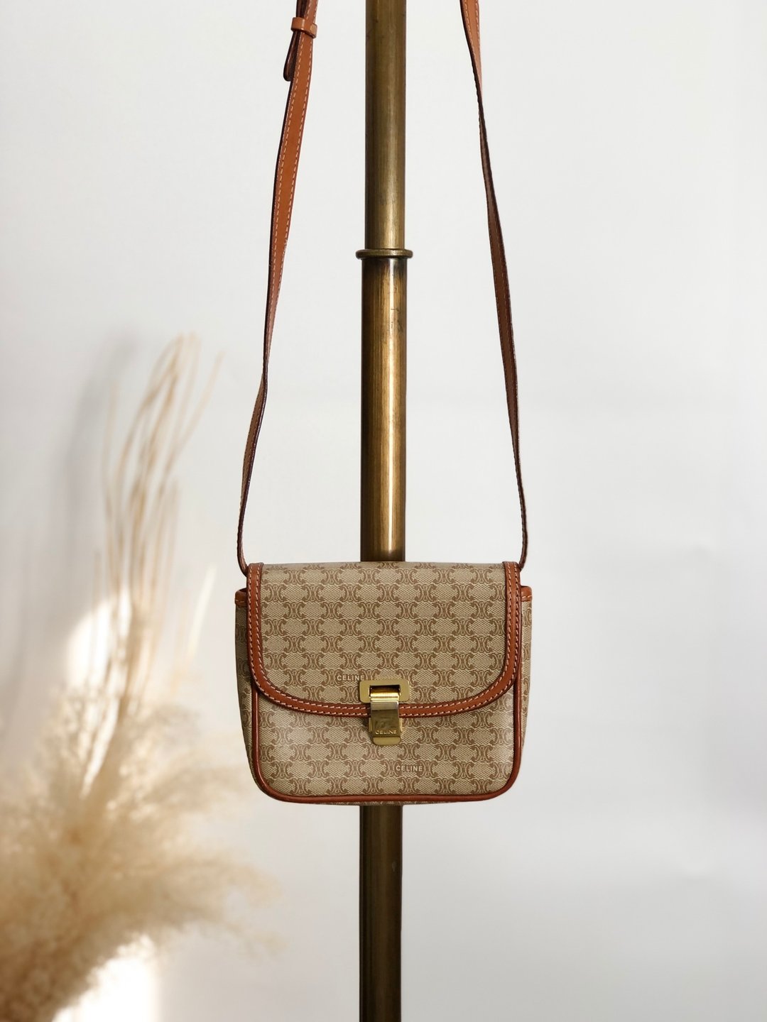 【 日本直送 名牌中古包 】CELINE  સલેન માકાડમ 侧背包 米色 PVC 皮革 翻盖式 vintage 古董 vtaawi - 侧背包/斜挎包 - 防水材质 咖啡色