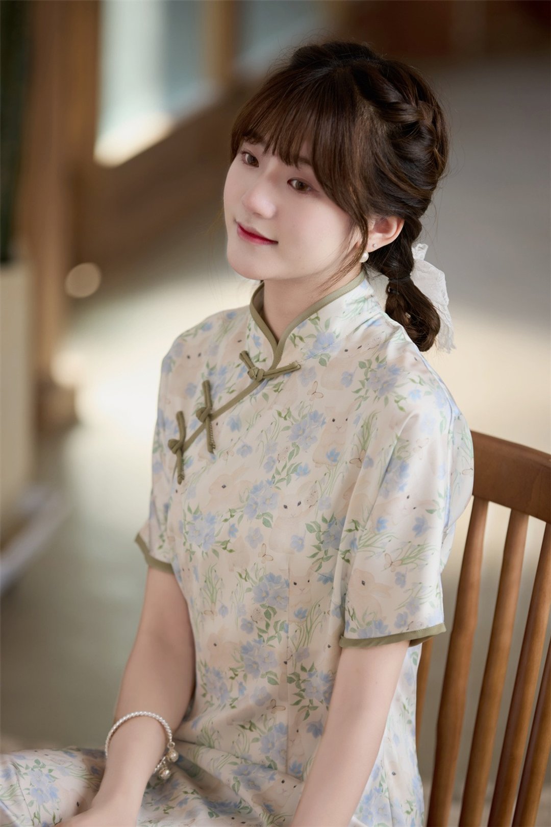 兔子印花 緞面開襟少女修身旗袍 新中式中秋春節改良連身裙洋裝 - 旗袍 - 其他人造纤维 白色