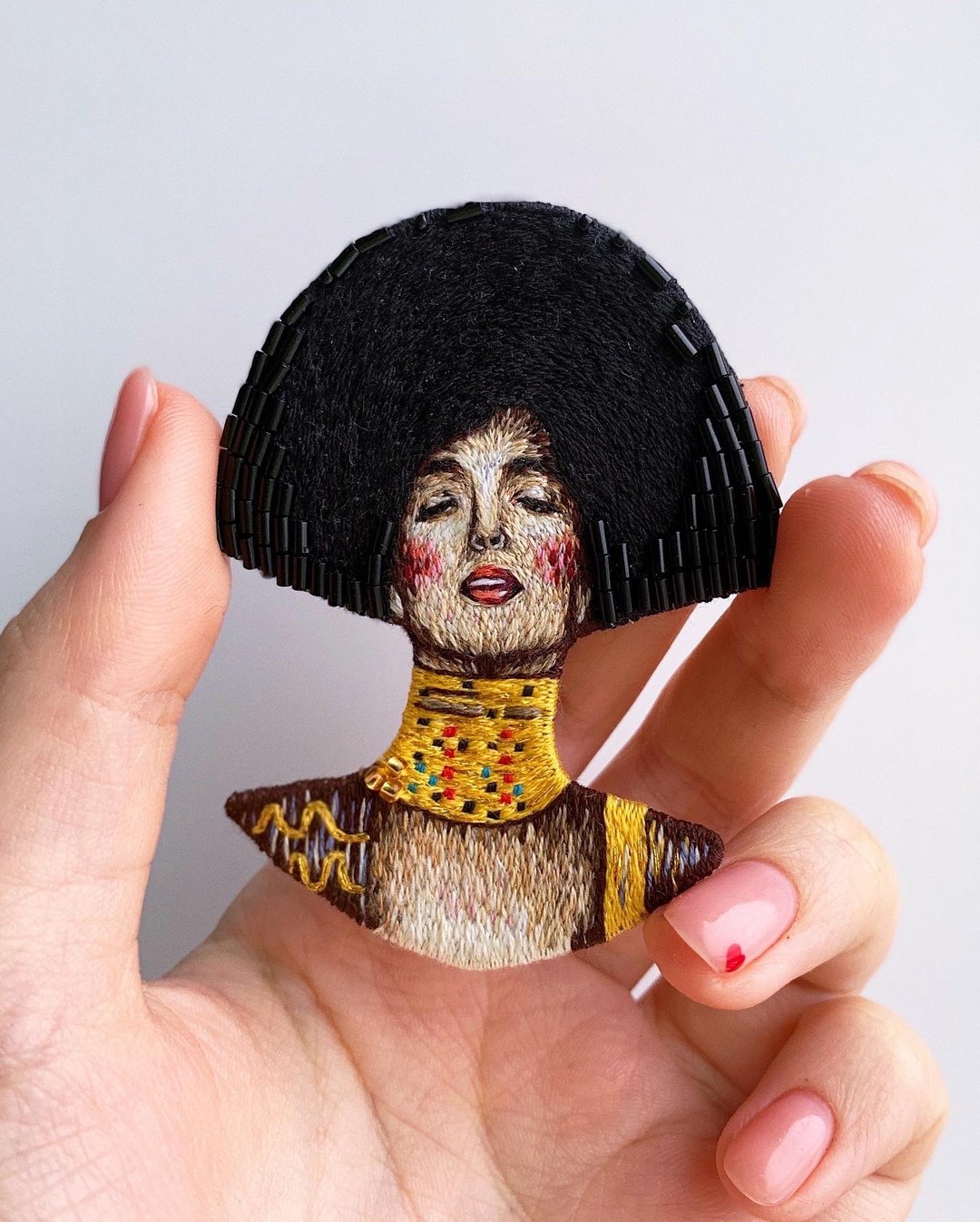 Judith brooch Gustav Klimt - 徽章/别针 - 绣线 金色