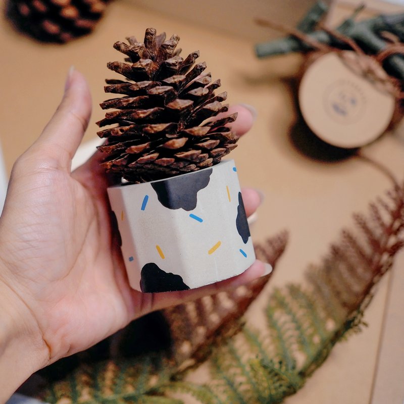 Moo Moo / hand-painted / cement flower pot / room decor - 植栽/盆栽 - 水泥 多色
