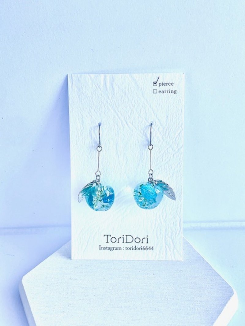 花の実~绣球花与满天星~ 干燥花 苹果 苹果 - 耳环/耳夹 - 树脂 蓝色