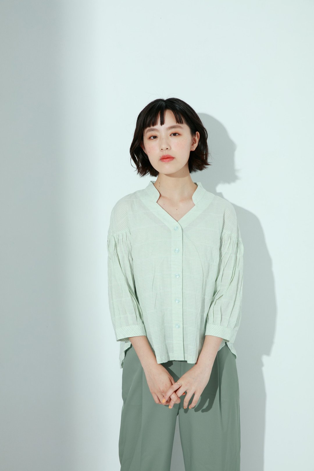 青枫翅果立体折纹棉麻衬衫-夏绿蒂 - 女装衬衫 - 棉 绿色