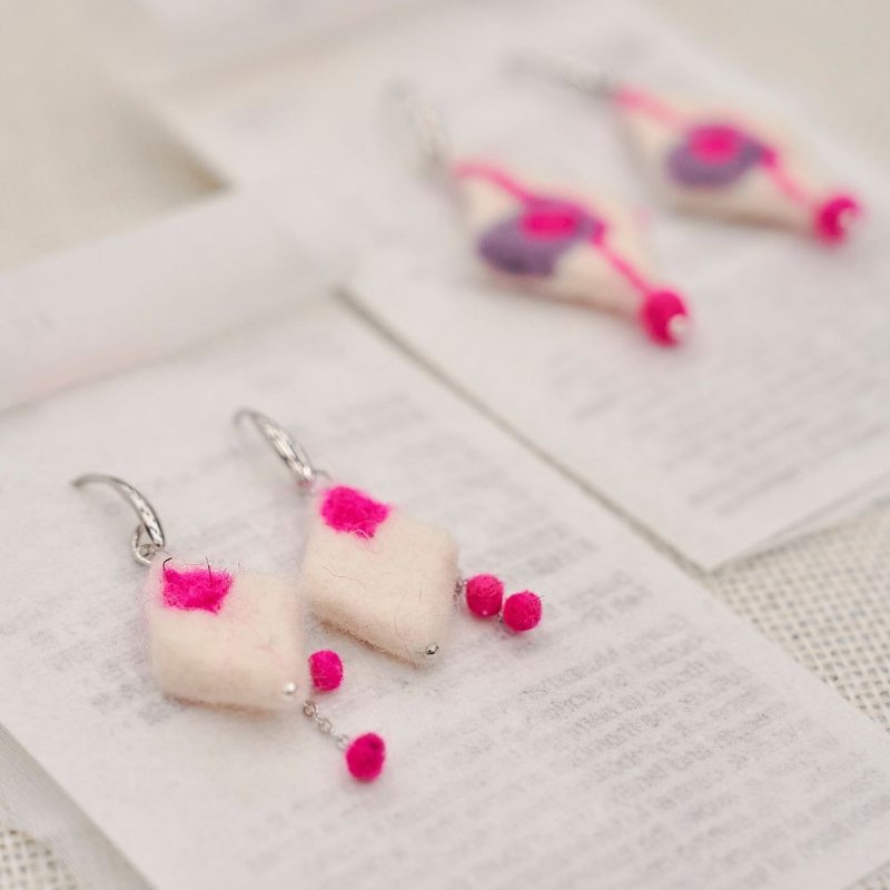 古尔努尔 穆卡扎诺娃 x Kiizo : 羊毛毡菱形耳环 - 耳环/耳夹 - 羊毛 多色