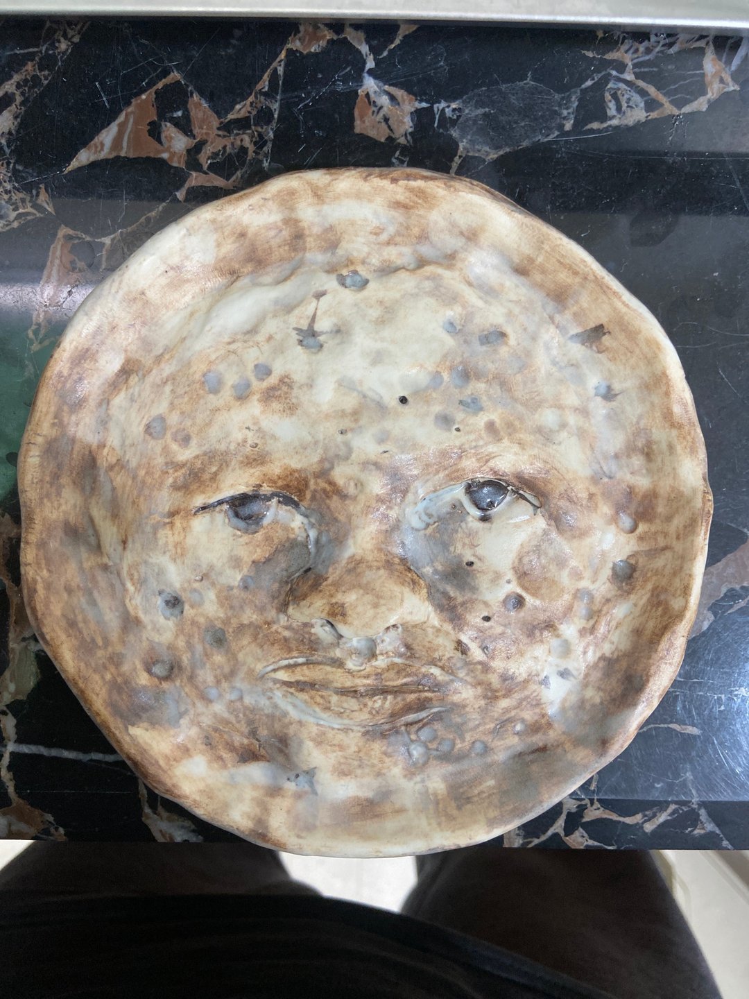 【毕业礼物】手捏月亮脸手雕艺术刻纹造型白陶盘|水晶小物收纳盘 - 盘子/餐盘/盘架 - 陶 黄色
