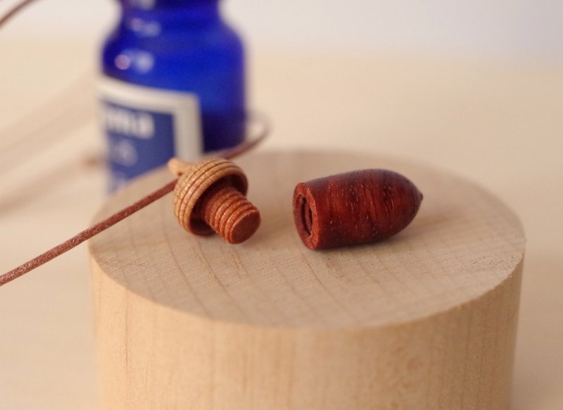 Aroma diffuser, Wood Carving Acorn  Pendant Padouk & Cherrywood - 项链 - 木头 红色