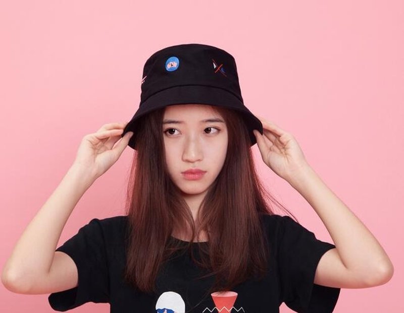 YIZISTORE 棉帆布印花刺绣渔夫帽 男女休闲平顶短檐防晒遮阳帽-人物几何 - 帽子 - 棉．麻 黑色