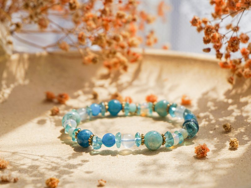 大泊海滩蓝・天然石水晶设计手链・14K包金・海岛风情系列 - 手链/手环 - 水晶 蓝色