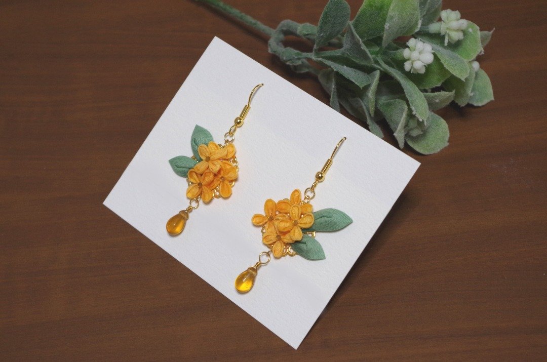 Tsumami-zaiku, hand-dyed, fragrant rhinoceros and Czech beads earrings - 耳环/耳夹 - 棉 橘色