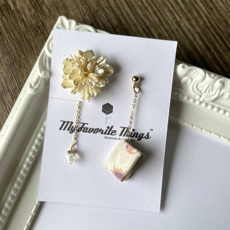 迷你手工书耳环 优雅花色 花托有3色可选 迷你手缝书 - 耳环/耳夹 - 纸 粉红色