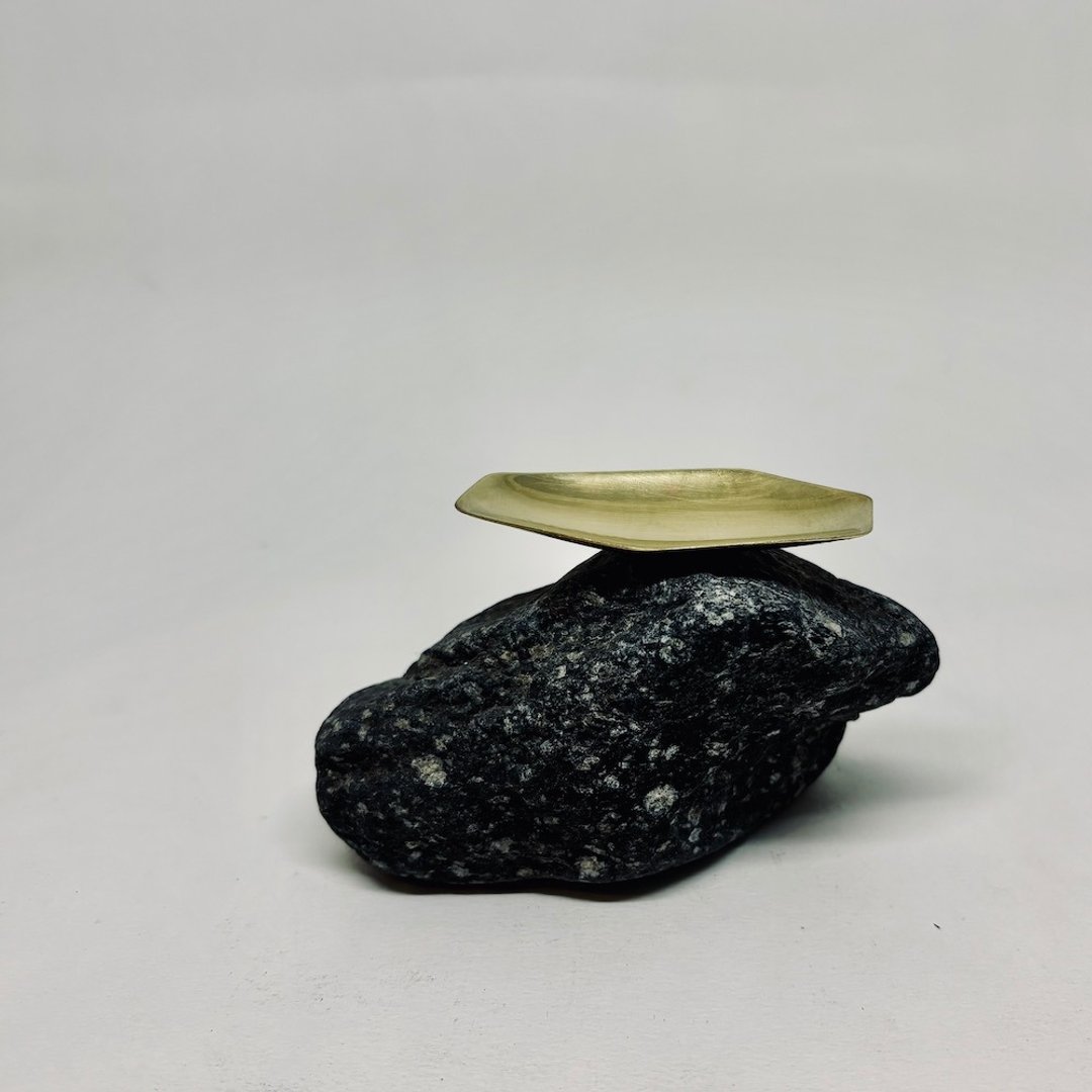 香道/熏香座/香锥座/迷踪F款小,手作几何形黄铜碟,搭配天然原石 - 香薰/精油/线香 - 铜/黄铜 