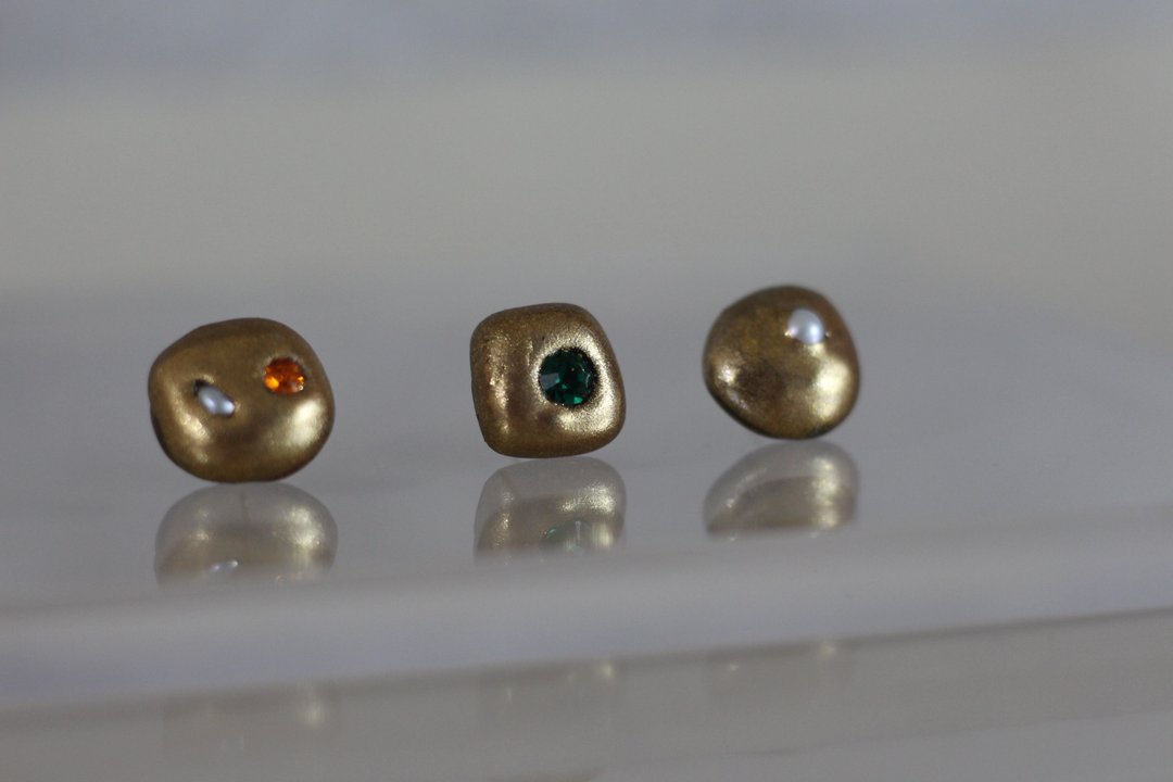 / 矿 / 金色系-绿色+橘色水钻 - 耳环/耳夹 - 树脂 金色