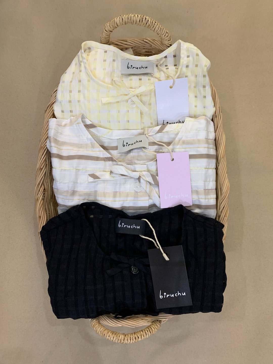 BIRUCHU TINY RIBBON PUFF BLOUSE : 3 色 ( 棕色，黑，黄) - 女装衬衫 - 棉．麻 多色