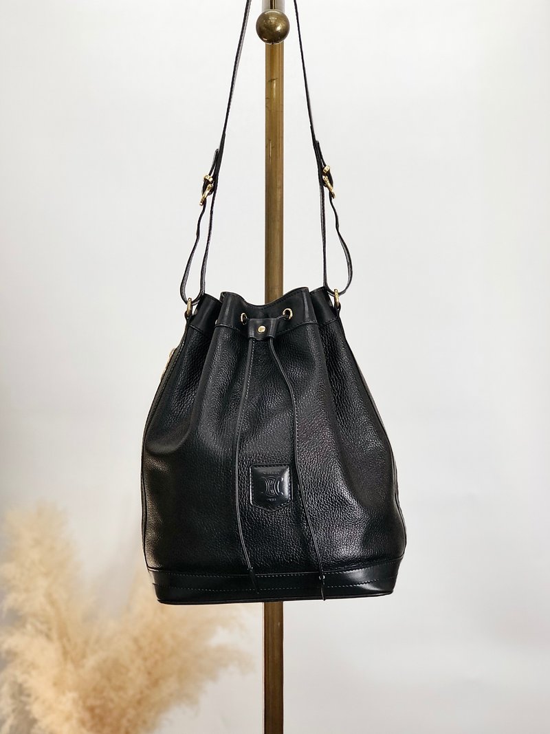 【日本直送，名牌二手包装】CELINE 单肩包黑西装外套压花皮革侧拉链抽绳包复古 dw8eb4 - 侧背包/斜挎包 - 真皮 黑色