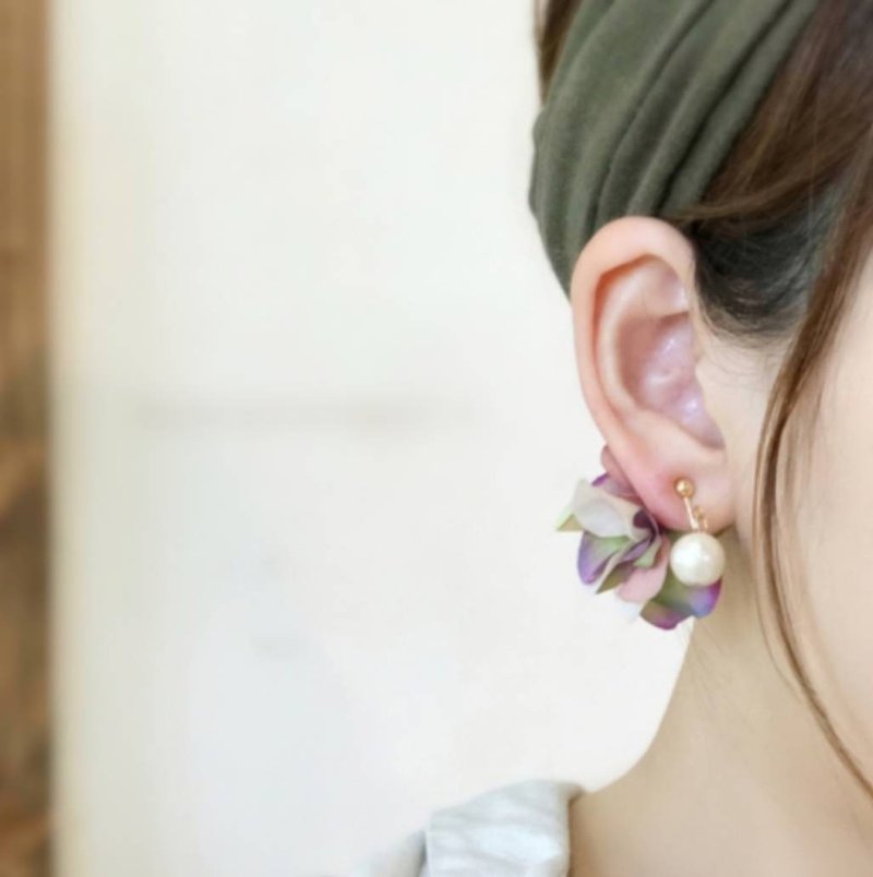 日式庭园 花朵与摇曳棉花珍珠垂坠耳环 抗过敏材质 - 耳环/耳夹 - 植物．花 紫色