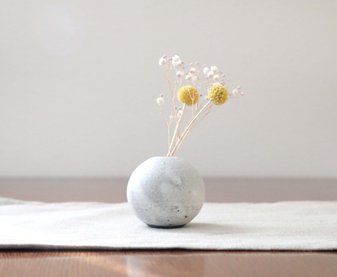 Small round vase made of black granite and white matte glaze - 花瓶/陶器 - 陶 白色