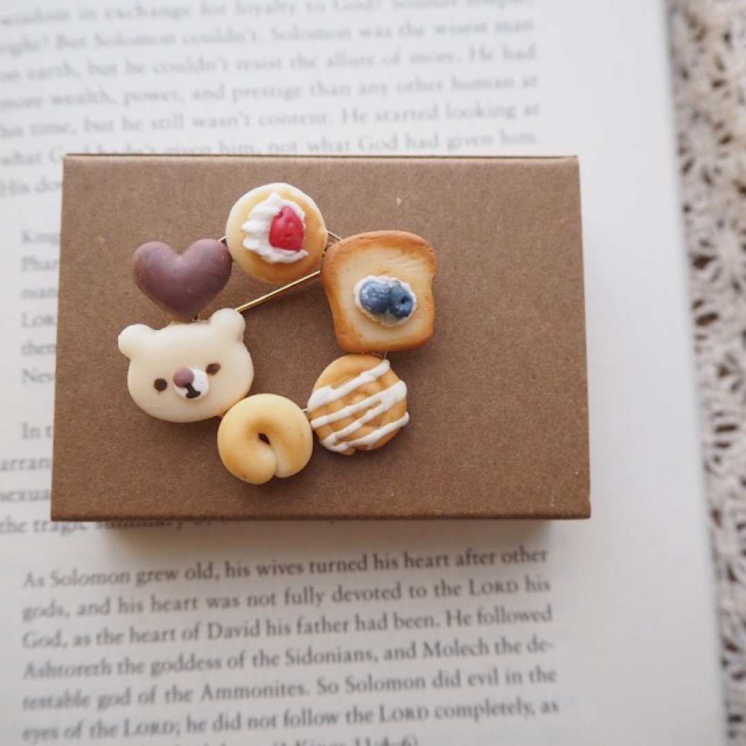 miniature bread brooch - 耳环/耳夹 - 粘土 咖啡色